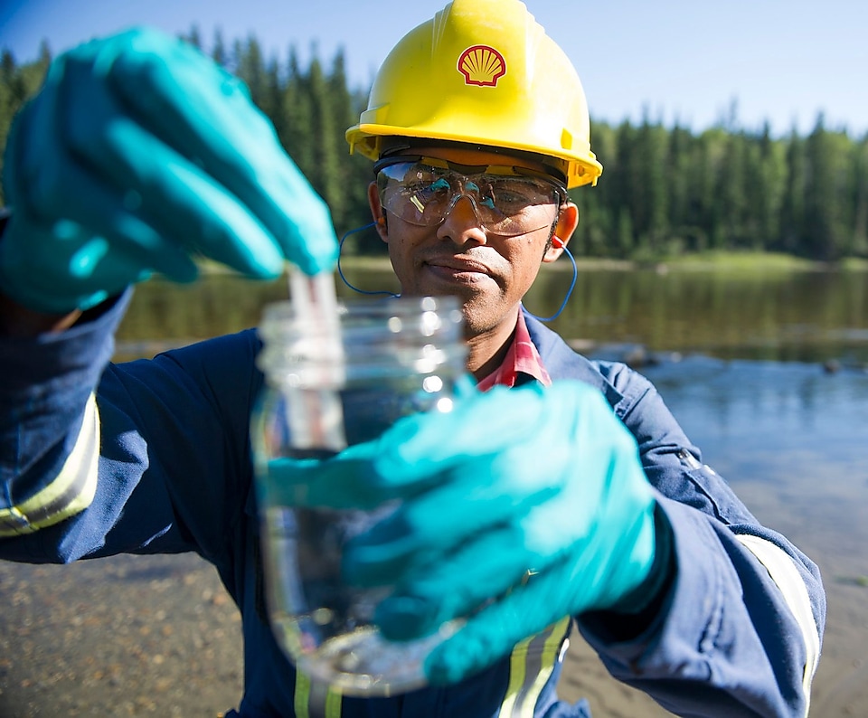Koordinátor pro životní prostředí společnosti Shell kontroluje vzorek vody