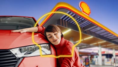 Paní objímá auto v obrysu loga Shell