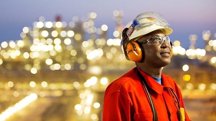 Pracownik w zakładzie GTL syntezy gazu do cieczy