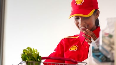 Shell prodejce v obchodě