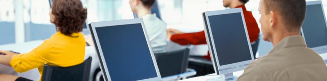 Zaměstnanci v kanceláři používající počítače