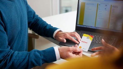 Ruce ukazující kartu Shell