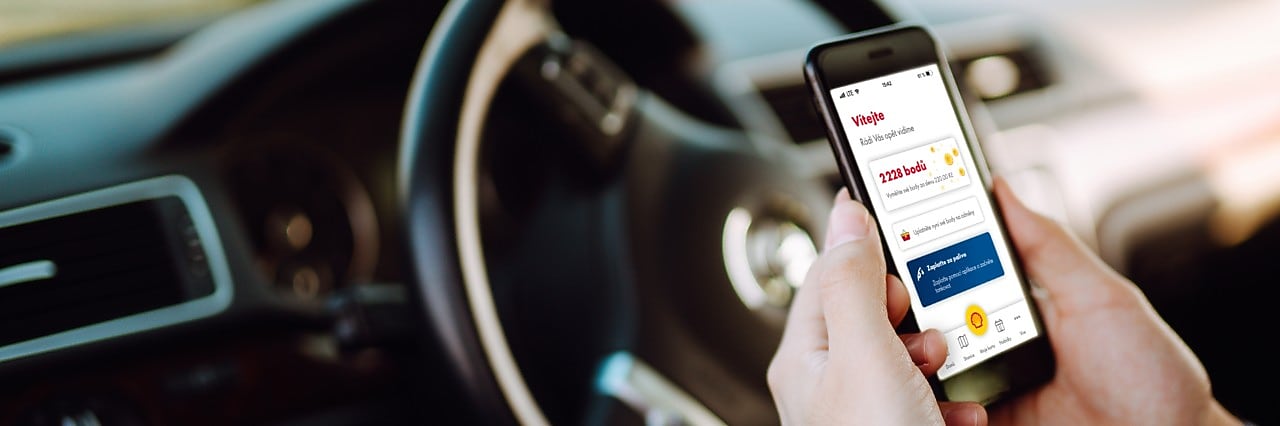 Ruka drzici mobil z nehoz vykukuje Palivova karta Shell