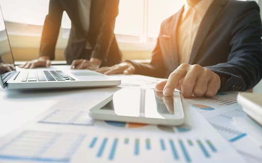 Manažeři pracující s mobilem a laptoptem