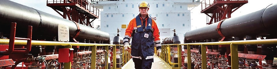 Pracovník přechází po lodi společnosti Shell