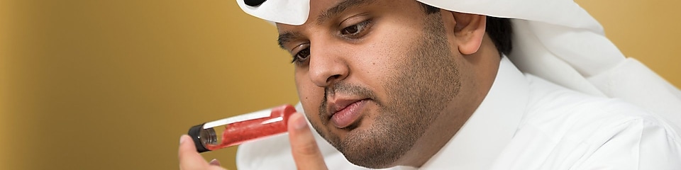 Mohammed Al Athaba zkoumá obsah zavíčkované zkumavky