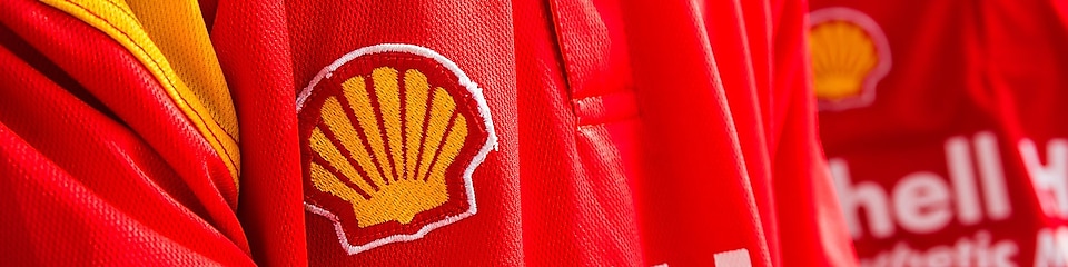detailní zobrazení loga Shell na pracovním oblečení