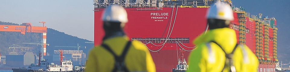 První plavba Prelude: obří trup lodi poprvé vstupuje do vody