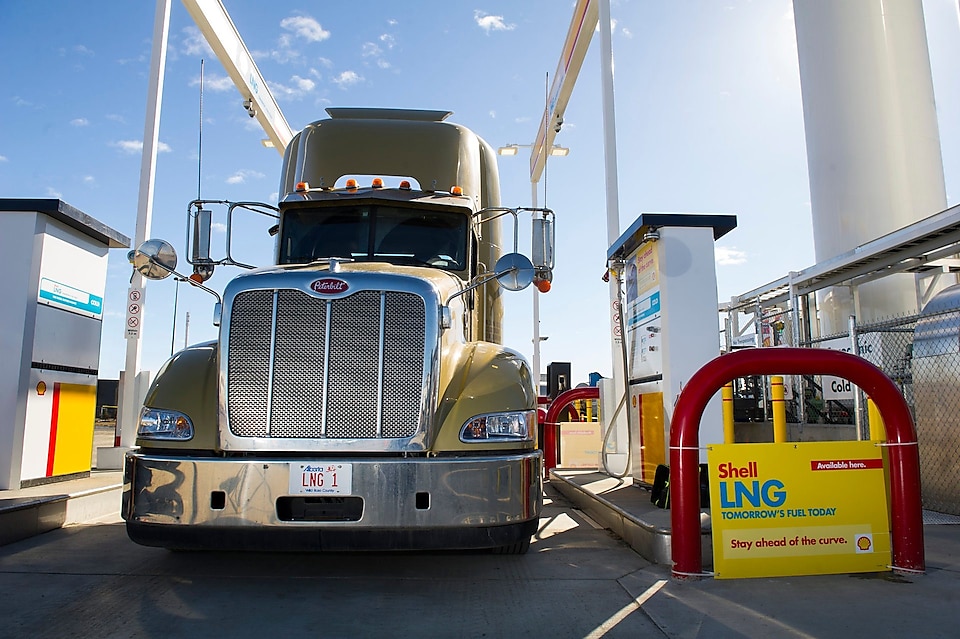 Nákladní automobil se připravuje na tankování u&nbsp;čerpací stanice LNG společnosti Shell