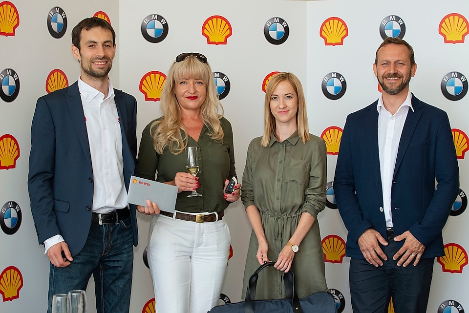 Vůz předali Pavel Los a Jan Čapský ze společnosti Shell a Kristýna Feldová ze společnosti BMW.