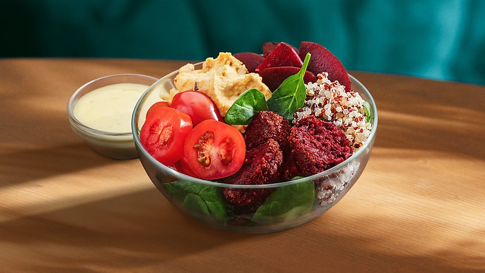 Na vizuálu lze vidět poke misku s quinoou, falafelem a vybranou zeleninou.