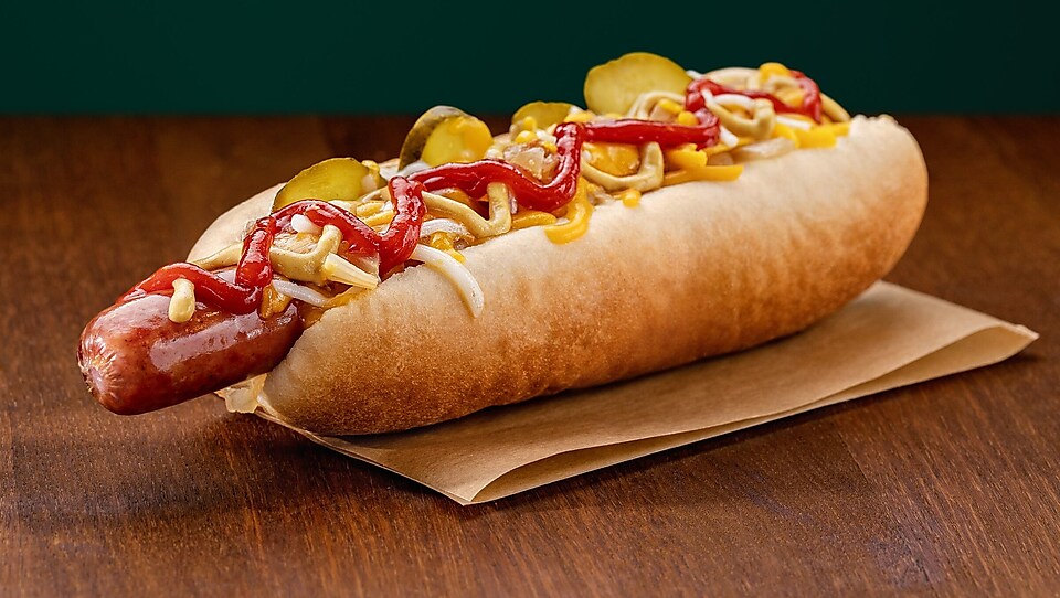 Mega Hot dog položený na stole.