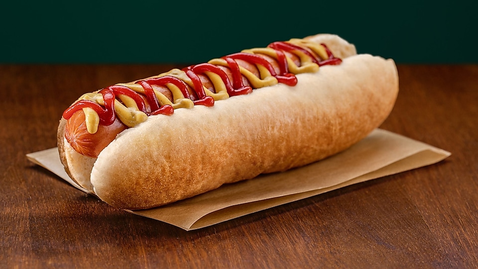 Hot Dog amerika položený na stole.