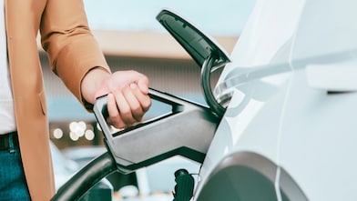 Foto ruky, která drží dobíjecí kabel