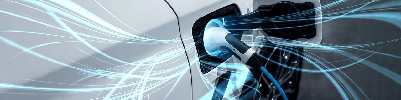 Bílé auto zapojené do elektrodobíječky