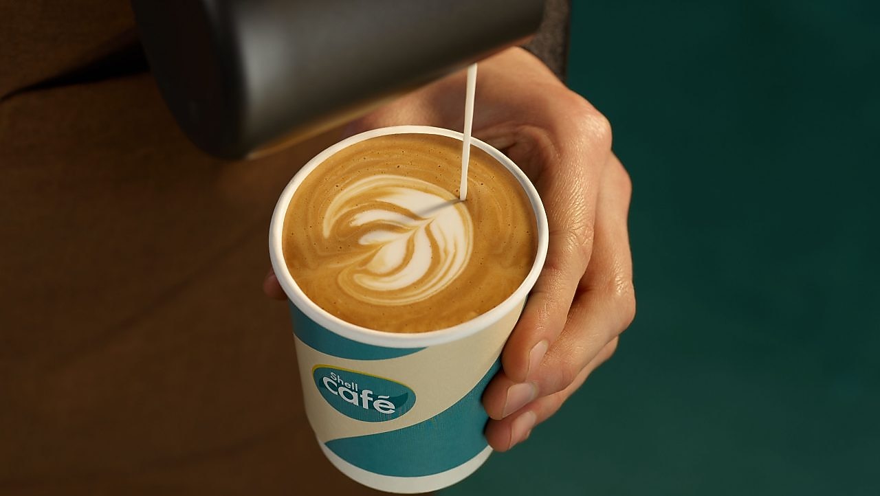 Logo Shell Café na dřevené desce.