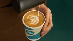 Logo Shell Café na dřevené desce.