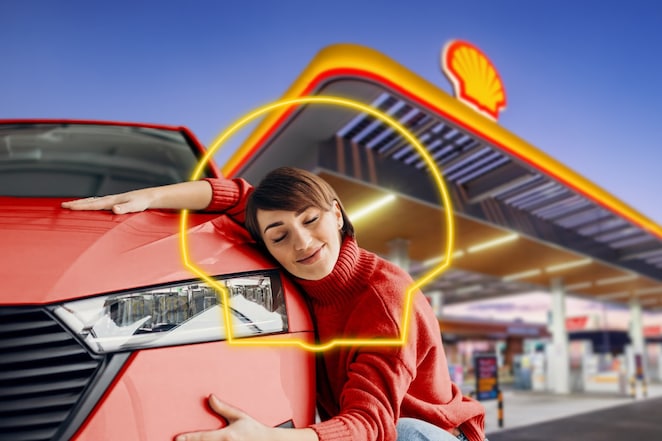 Paní objímá auto v obrysu loga Shell
