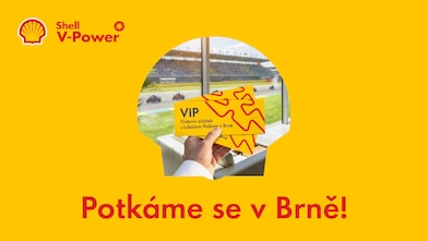 Ruka ve výřezu pectenu držící univerzální vstupenky na VIP zážitek v Brně
