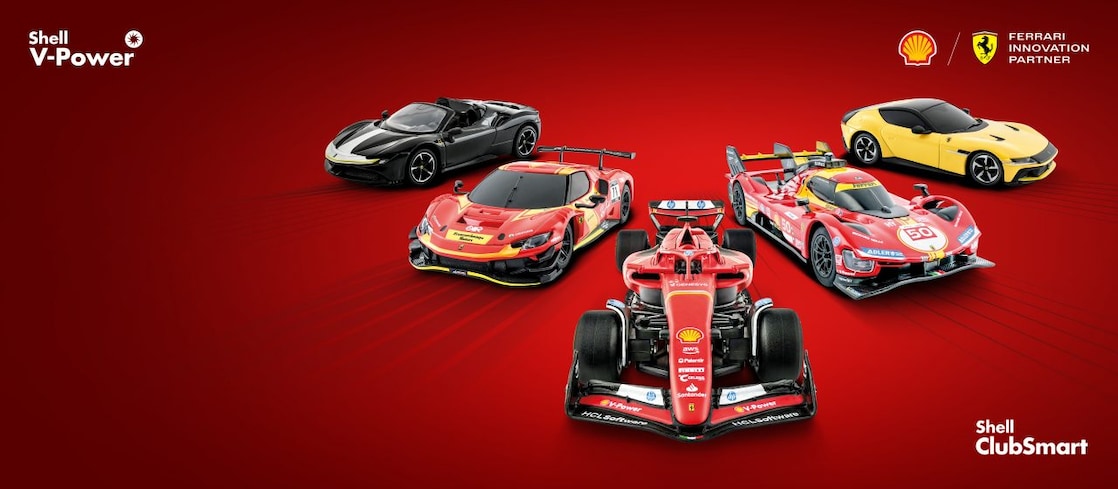 Vizuál pěti modelů Ferrari na červeném pozadí