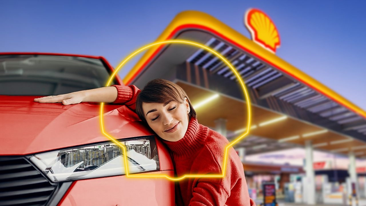 Paní objímá auto v obrysu loga Shell