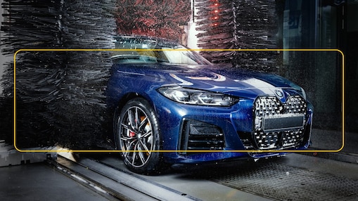 Modré auto v mycí lince Shell.