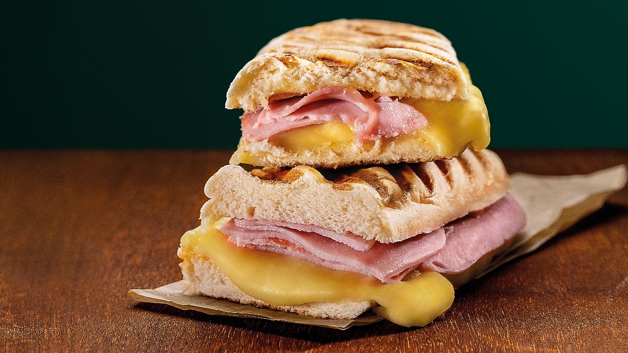 Foto zapečeného panini se šunkou a sýrem