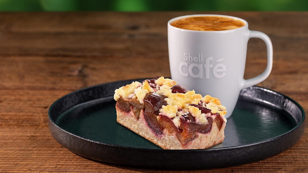 Švestkový koláč a káva