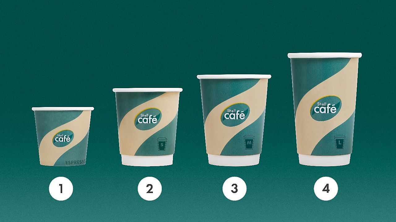 Čtyři různé papírové kelímky v různých velikostech