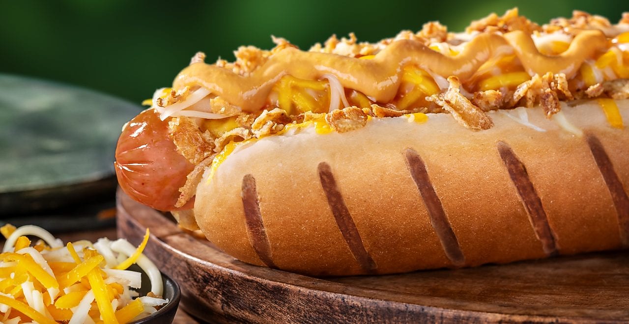 Foto hot dogu se sýrem a hořčicí