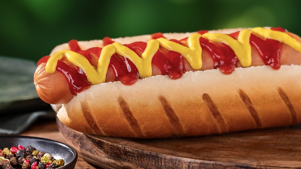 Foto hot dogu Amerika s párkem, hořčicí a kečupem