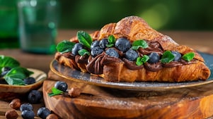 Foto croissantu s lískooříškovým krémem a borůvkami