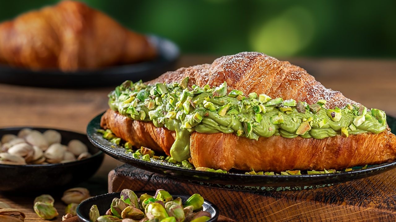 Foto croissantu s pistáciovým krémem