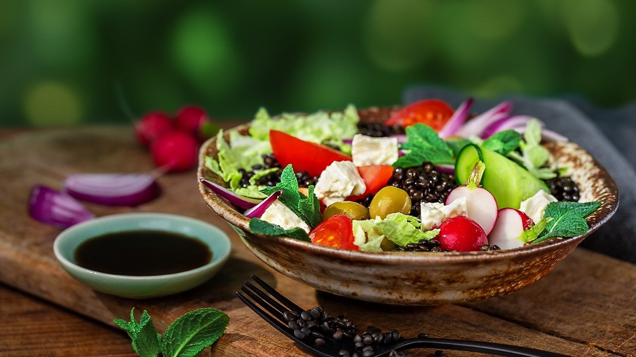 Foto poke misky s čočkou, olivami a sýrem