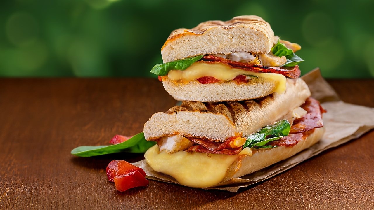 Foto panini s kuřecím a chorizo