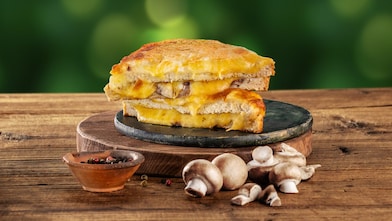Foto sendviče se žampiony, sýrem a holandskou omáčkou