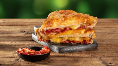 Foto sendviče s chorizem, sýrem, holandskou omáčkou a majonézou s příchutí salsy