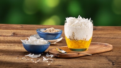 Foto ovesné kaše ve skleněném poháru s mangem a kokosem