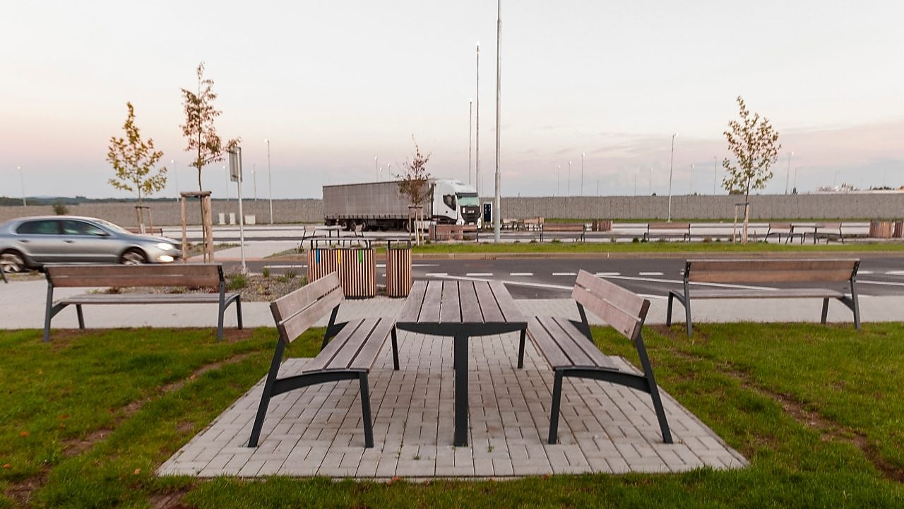 Foto venkovního posezení na čerpací stanici Shell Krsice