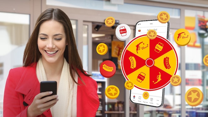 Zákaznice se raduje s mobilem u kola štěstí