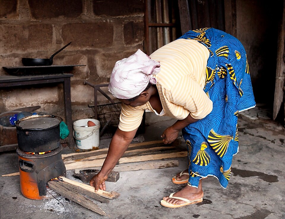 Paní z Nigérie vaří na sporáku